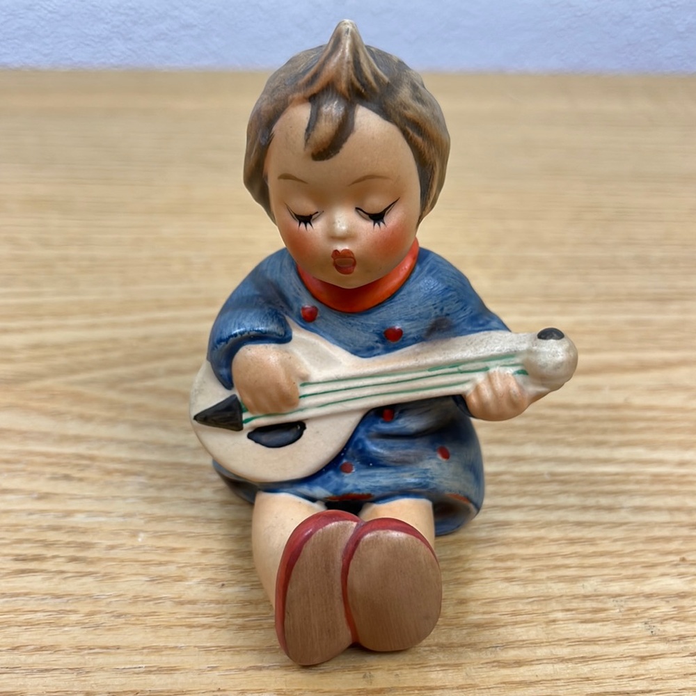 Hummel “Joyful” girl playing the mandolin #35